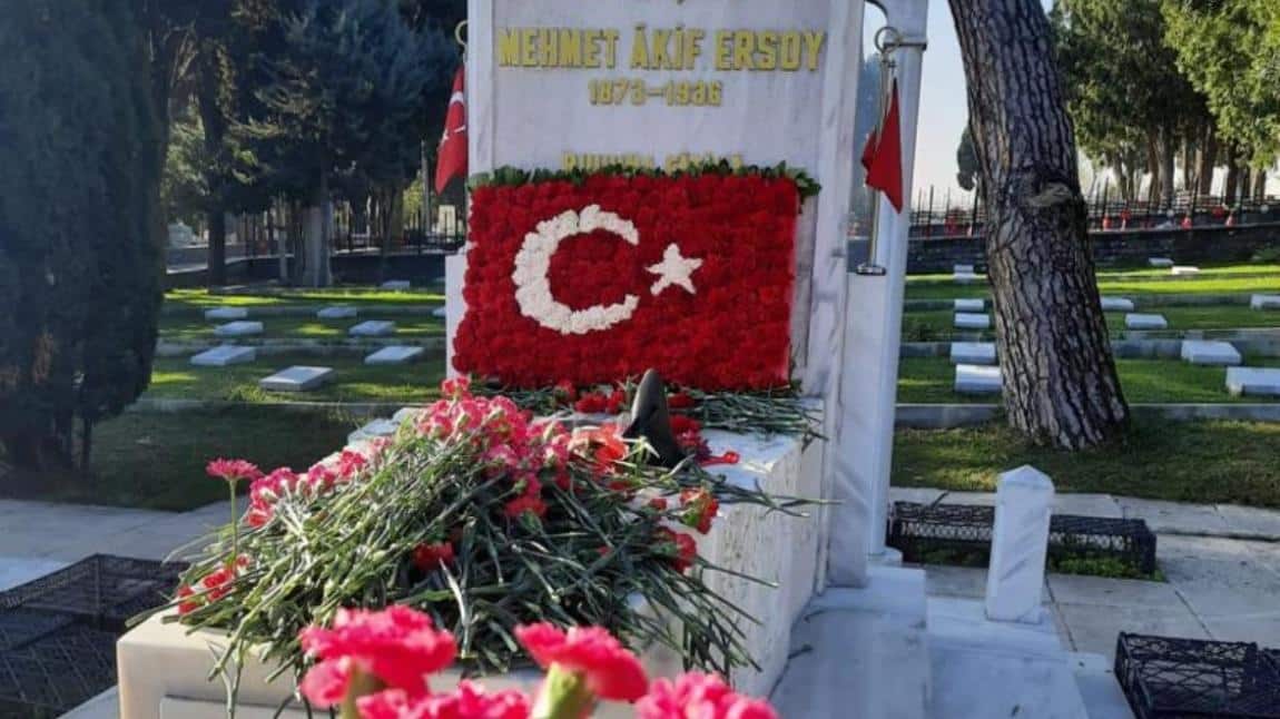 Örencilerimz İstiklal Marşı Şairimiz Mehmet Akif Ersoy'un vefat yıl dönümünde Edirnekapı Şehitliğini Ziyaret ettiler.